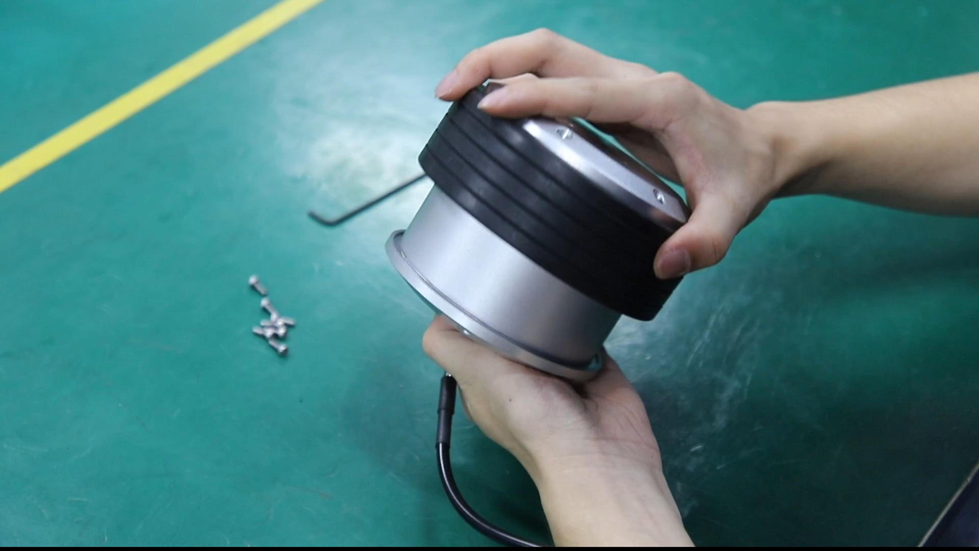 Application of a detachable tire in an outer rotor hub motor